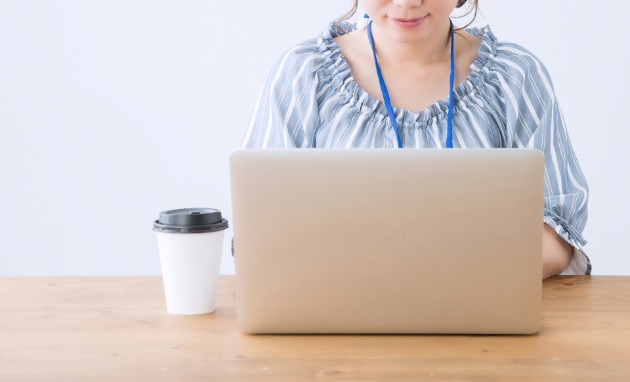 ECサイトを運営する女性