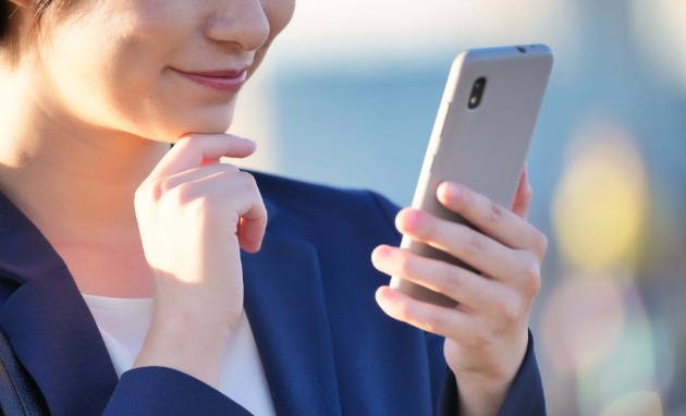 スマホを見る人