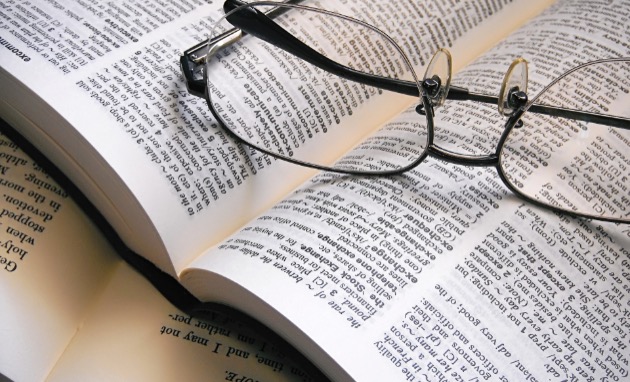 英字の本とメガネ