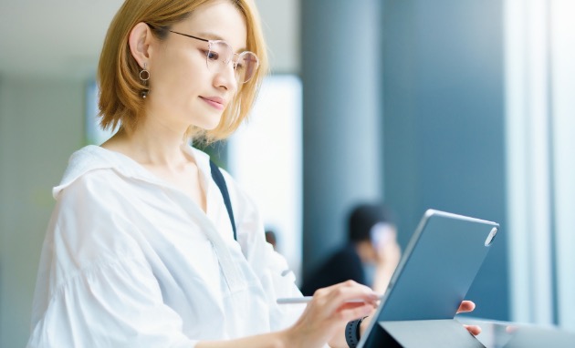 ECサイトを運営する女性