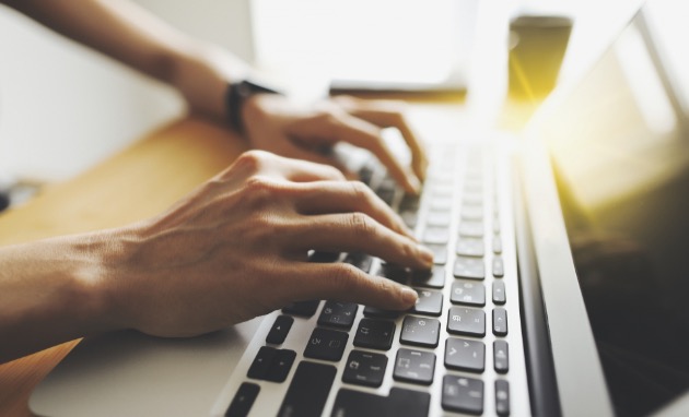 タイピングする人