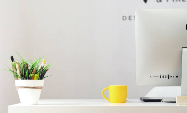 PCモニターのあるデスク