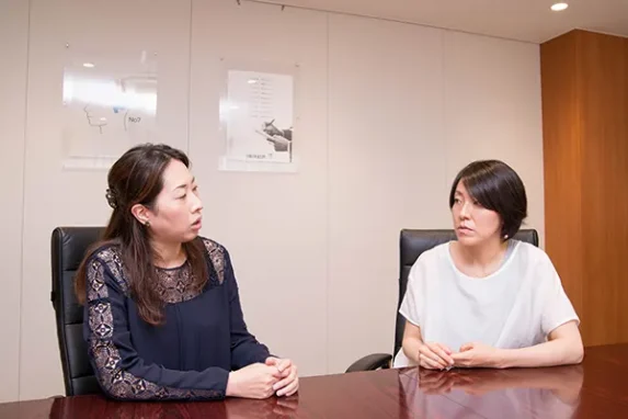 ハレタルのネーミング案を考えた笠原さん（左）とハレタル編集長の堀越さん（右）