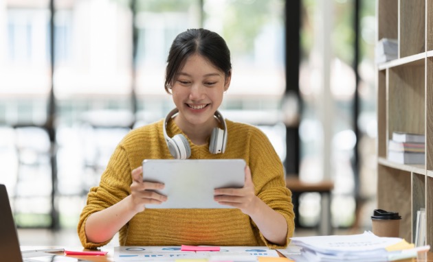 タブレットを見る女性