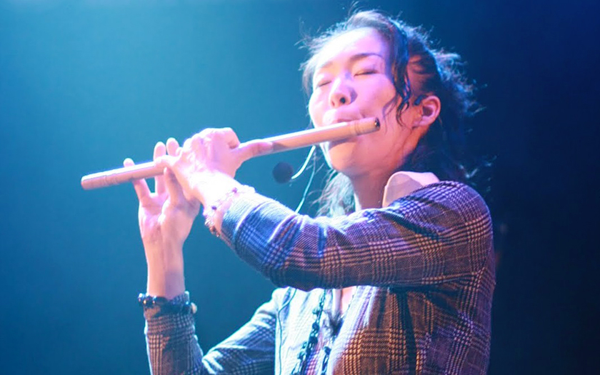 モデル、シンガーを経て、邦楽器演奏家とライターを掛け持つフリーランスへ。