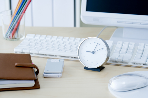 机のうえの小さな時計