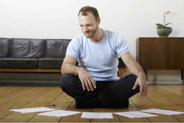 書類を眺める男性