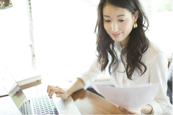 パソコンを操作する女性