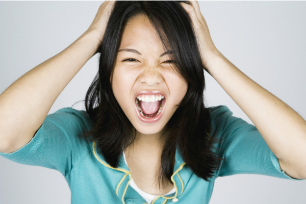 頭を抱える女性