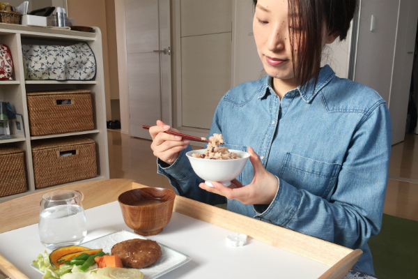 食事をする女性