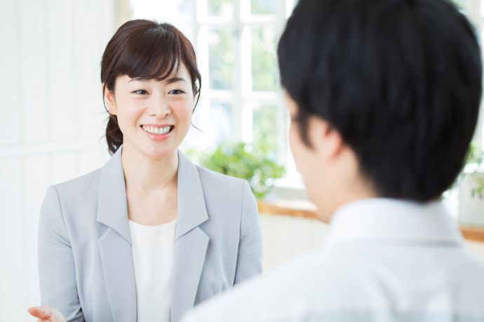 仲人型(仲人紹介型・仲介型)とデータマッチング型、自分に合うのは?結婚相談所の運営方式による違い