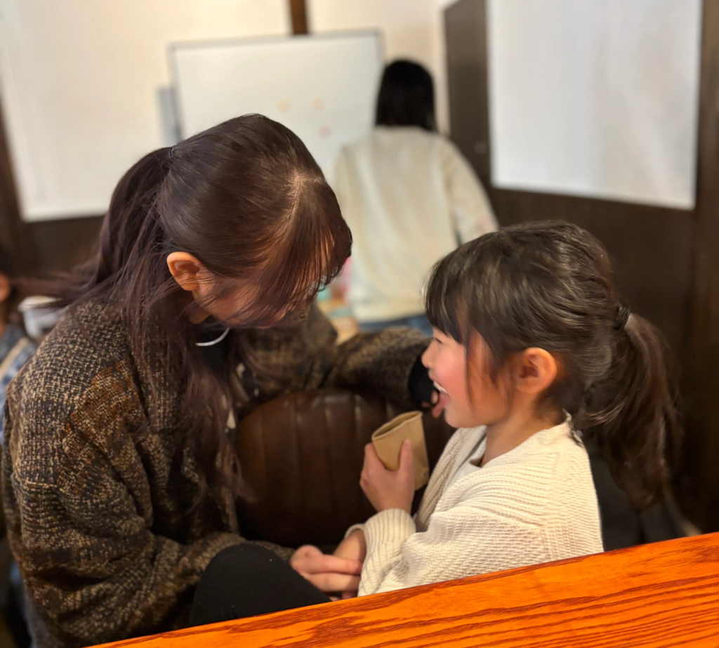 こどもと話す大学生