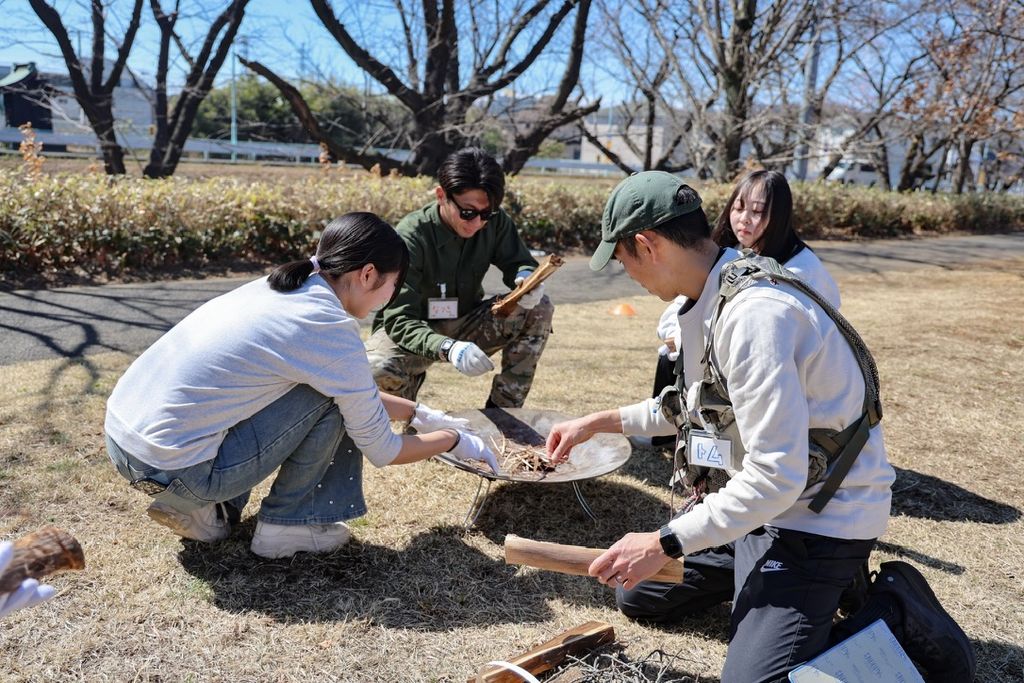 春の研修で火おこしを習っている様子