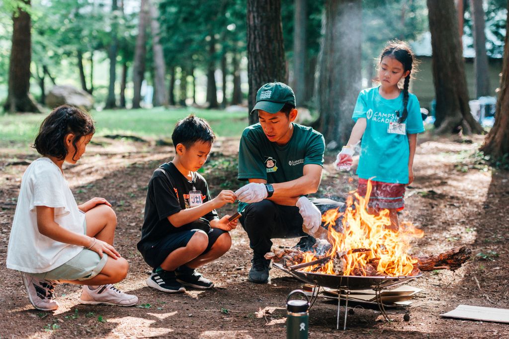 キャンプといえば焚き火、未経験の人は火の起こし方から、経験者はマッチ一本から火を起こすチャレンジ🔥森の自然の中から火を大きくするための材料を探しに行きます🌳