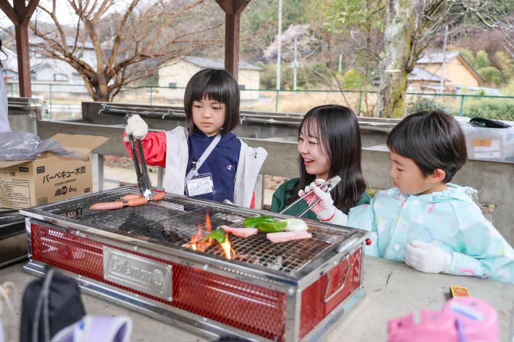 起こした火を使ってBBQをします！炭を燃やすか薪を燃やすかで味の違いを体感しよう！🍖🫑