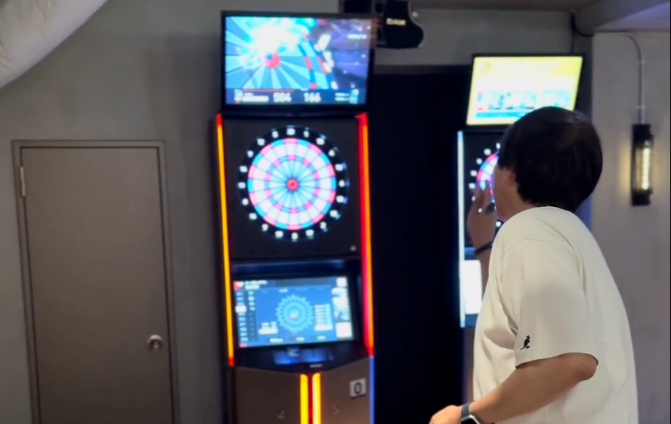 ダーツをしている様子