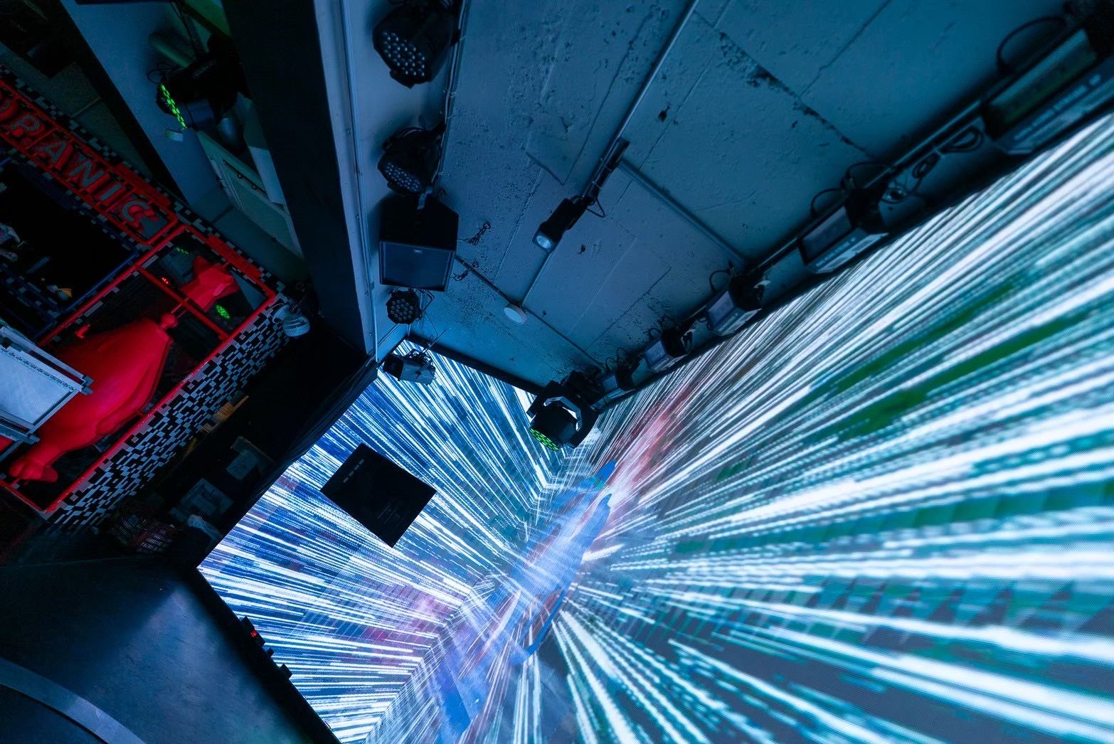 大きなスクリーン演出がある新宿の会場イメージ。2/14バレンタインお菓子パーティ交流会向け。