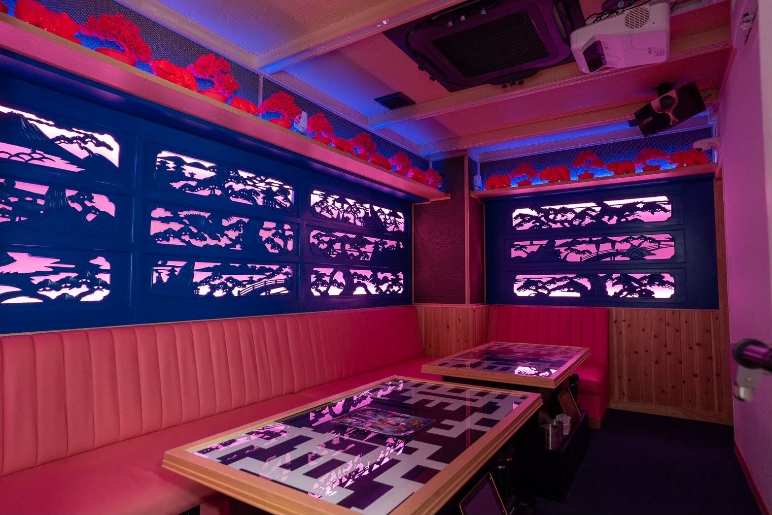 新宿近辺レンタルスペースのネオン席。バレンタインお菓子パーティ交流会の会場イメージ。