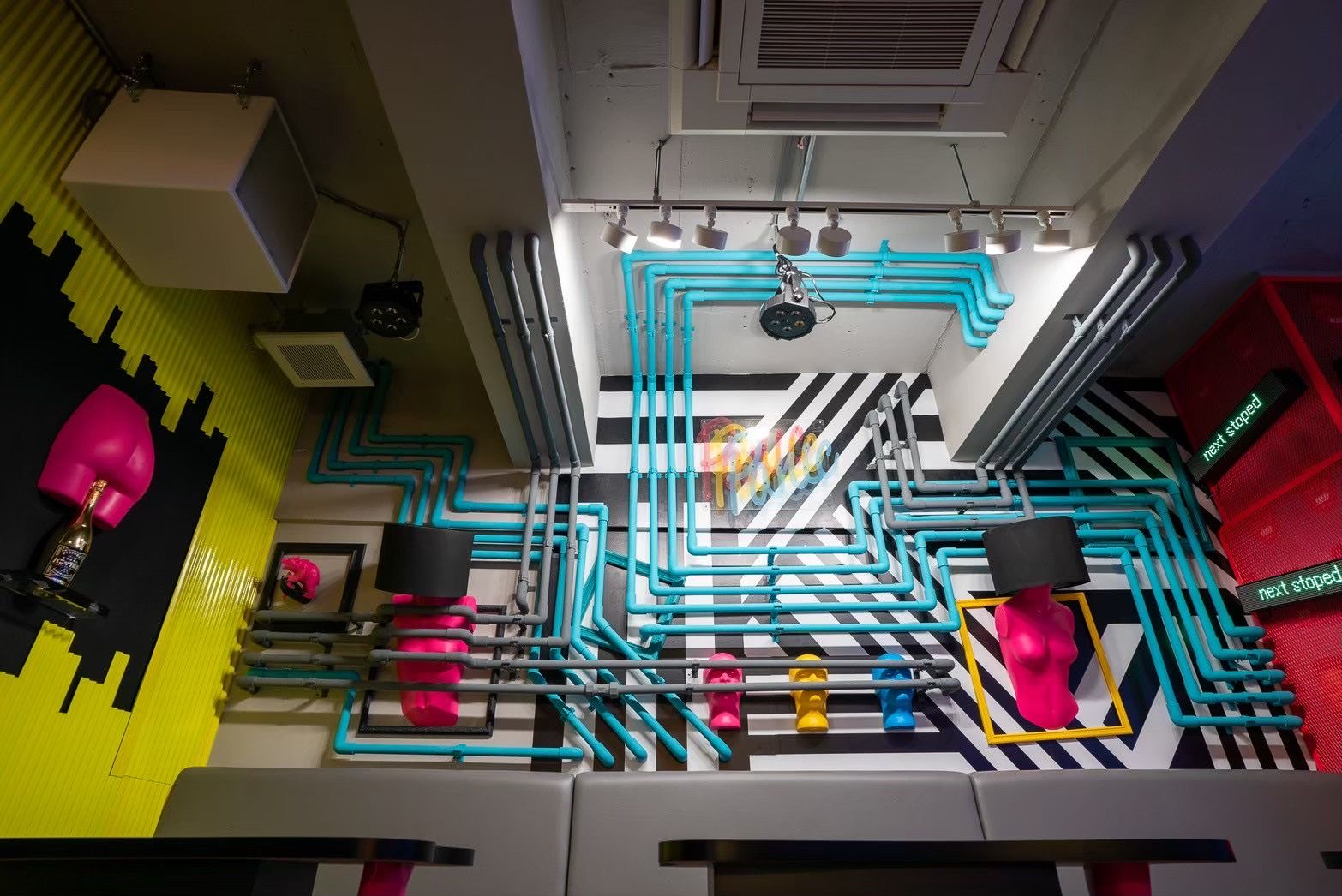 ネオン演出のあるレンタルスペース内装。バレンタイン交流イベントの撮影・写真に映えるデザイン。