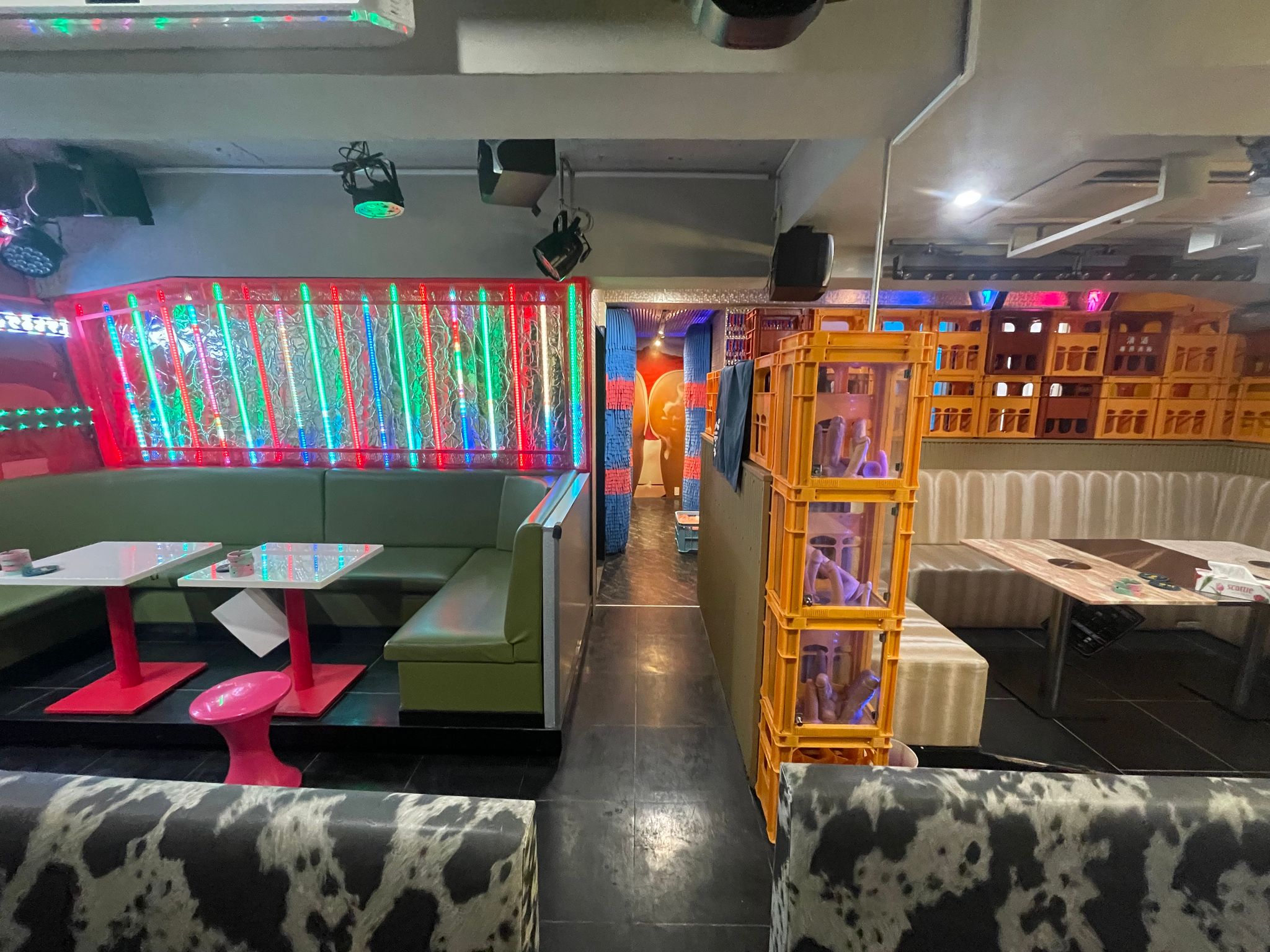 新宿近辺のレンタルスペースのソファ席フロア。イベント交流会で過ごせる広めの空間イメージ。