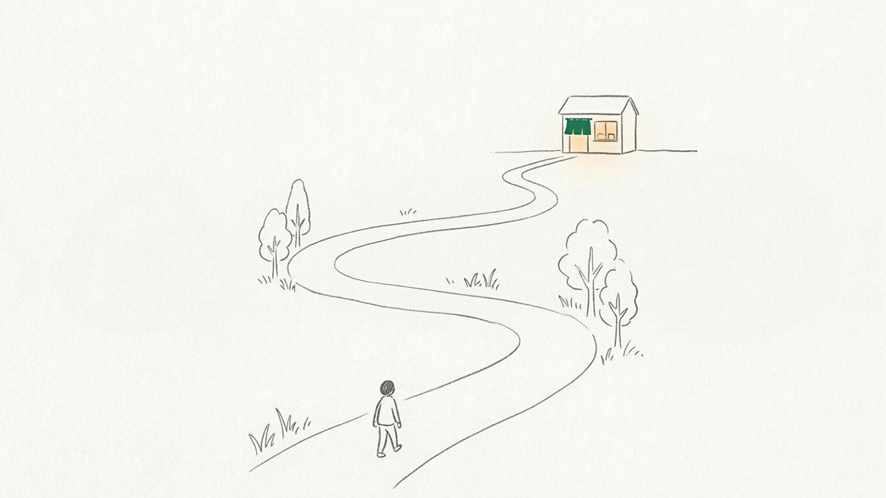 曲がりくねった細い道の先にある、灯りのともった小さな店へ歩いていく人を描いた手描きイラスト。不便でも名前で覚えられ、指名される集客を表している。