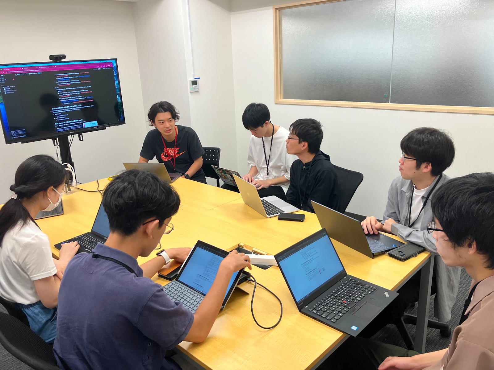前半コンテンツの説明を真剣に聞いているインターン生