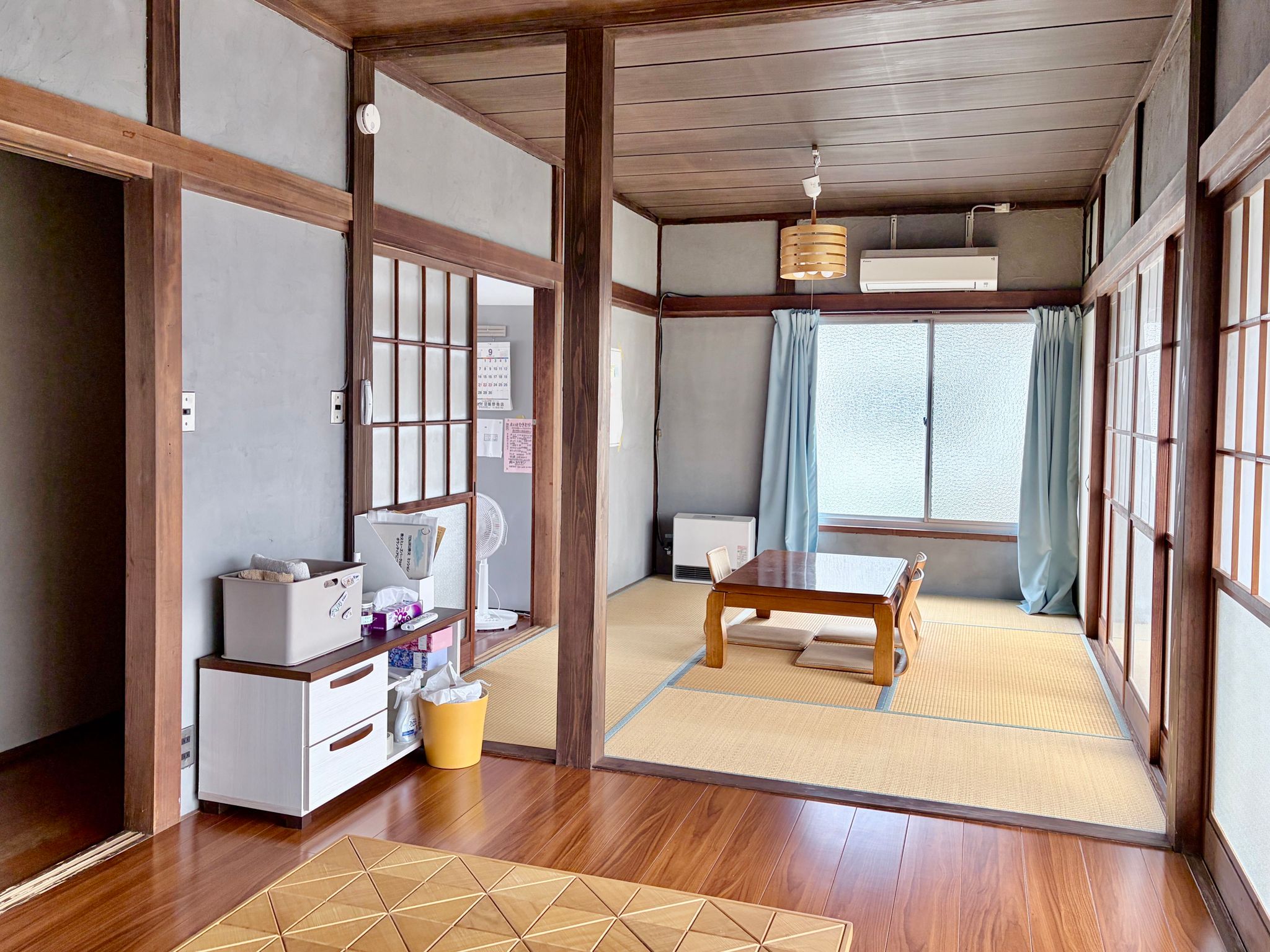 住宅街にある『TENJIKU秩父』。室内は素朴で落ち着く空間です。