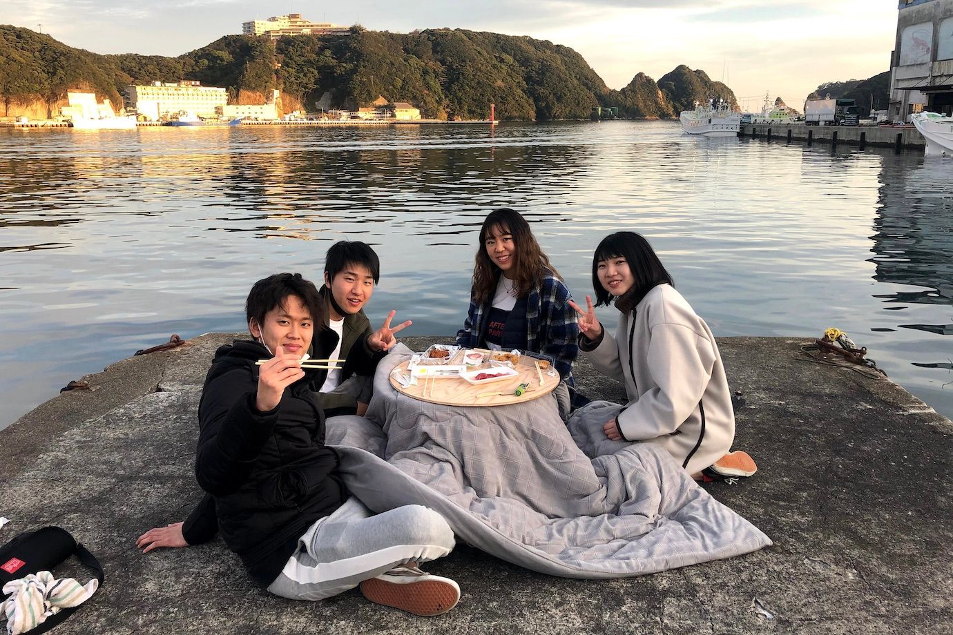 まるで家族で団らんをするかのようにマグロを食べる「マグピク」の様子。