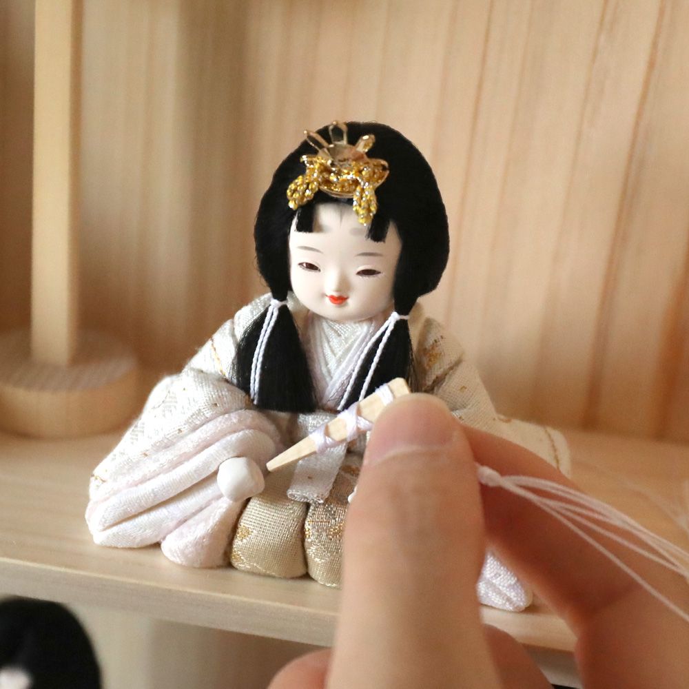 女雛の釵子は取り外さないでください。
