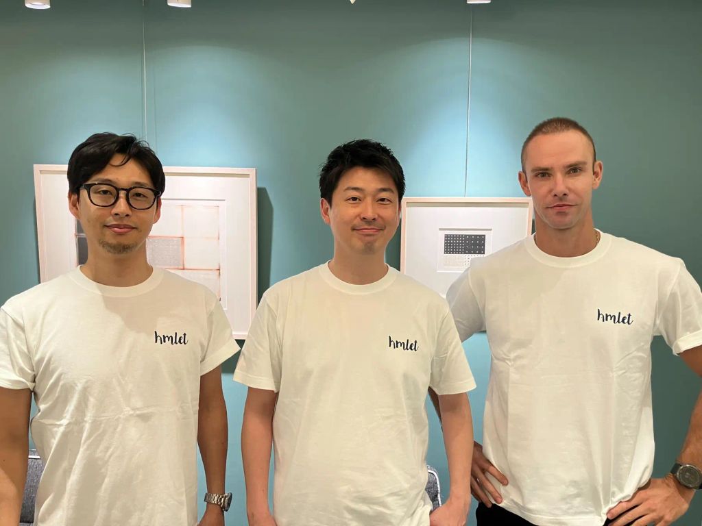 In the center is Mr. Sasaki, CEO of Hmlet Japan; on the right is Mr. Kamalsky, CEO of Hmlet APAC; and on the left is Mr. Yokote, CEO of Blueground Japan.