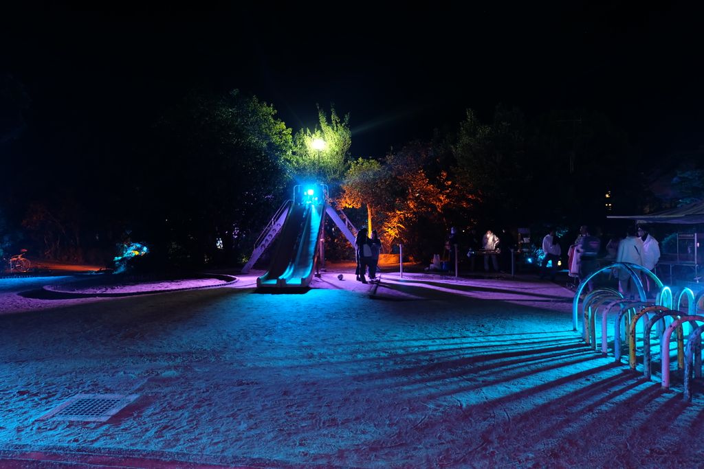 遊具エリアとグラウンド（ライトアップ）　Playground and Field (Illuminated at Night)