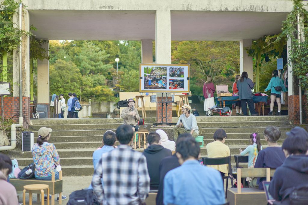 藤棚エリア（海外からのゲストによるレクチャー）　Wisteria Trellis Area (Lectures by International Guests)