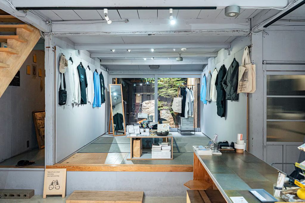 Magasinnは、小さなデザインストアと宿泊スペースの組み合わせで、厳選された製品、書籍、アートワークを一晩体験する時間を提供します　MAGASINN combines a compact design store with an overnight stay space, offering curated products, books, and artworks to experience during your time there.