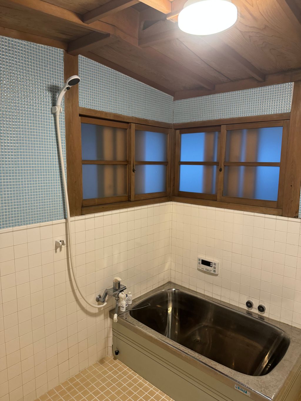 Bath & shower (shared)