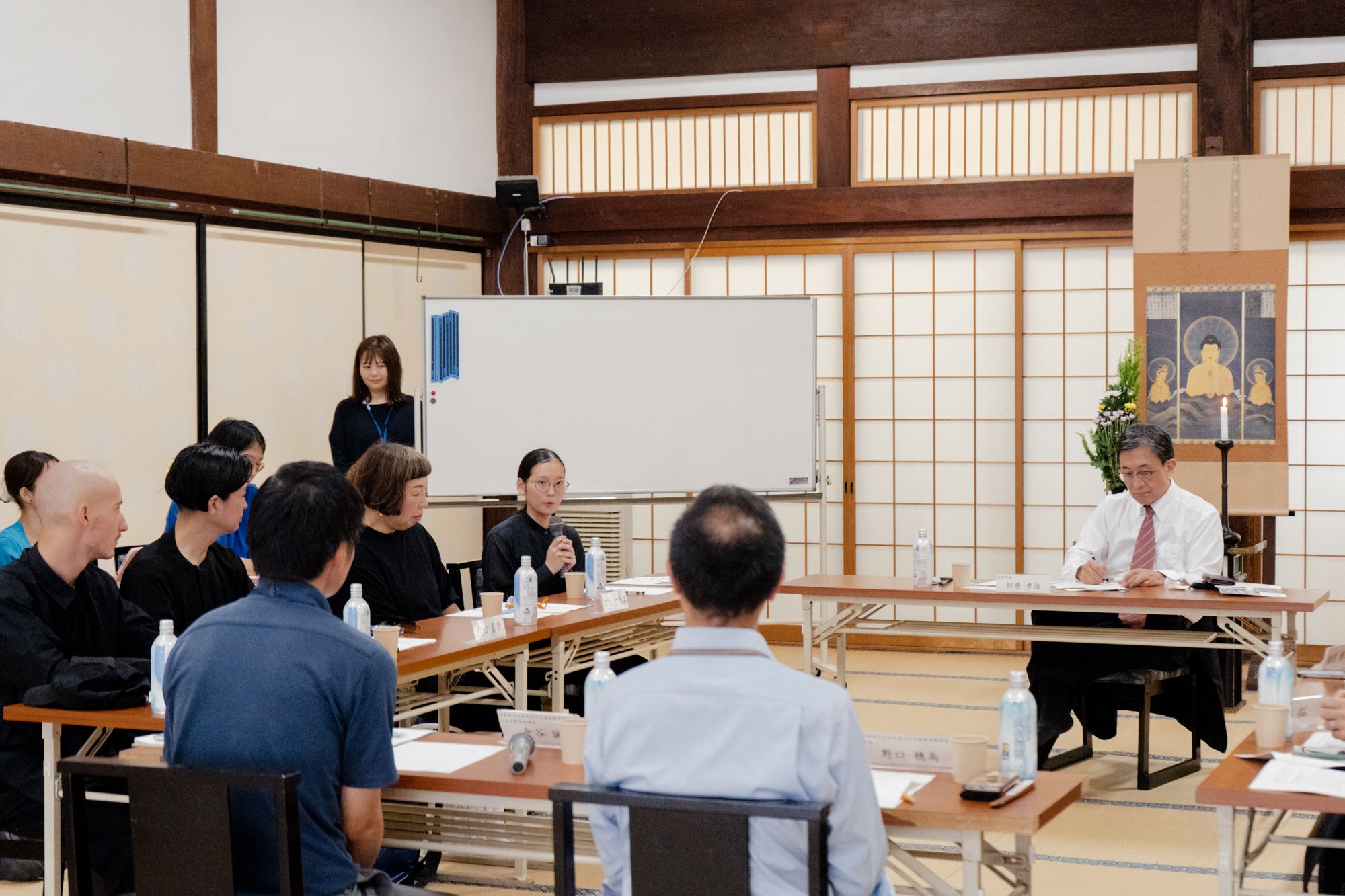 京都市が世界のクリエイターを受け入れる意義や、事業の今後の展開をテーマに行われた「市民対話会議」。京都市長を交えた意見交換の場で発言するYouth Coordinator。
At a Civic Dialogue Forum exploring the significance of Kyoto City welcoming creators from around the world and discussing the initiative’s future direction, a Youth Coordinator speaks during an exchange with the Mayor of Kyoto.