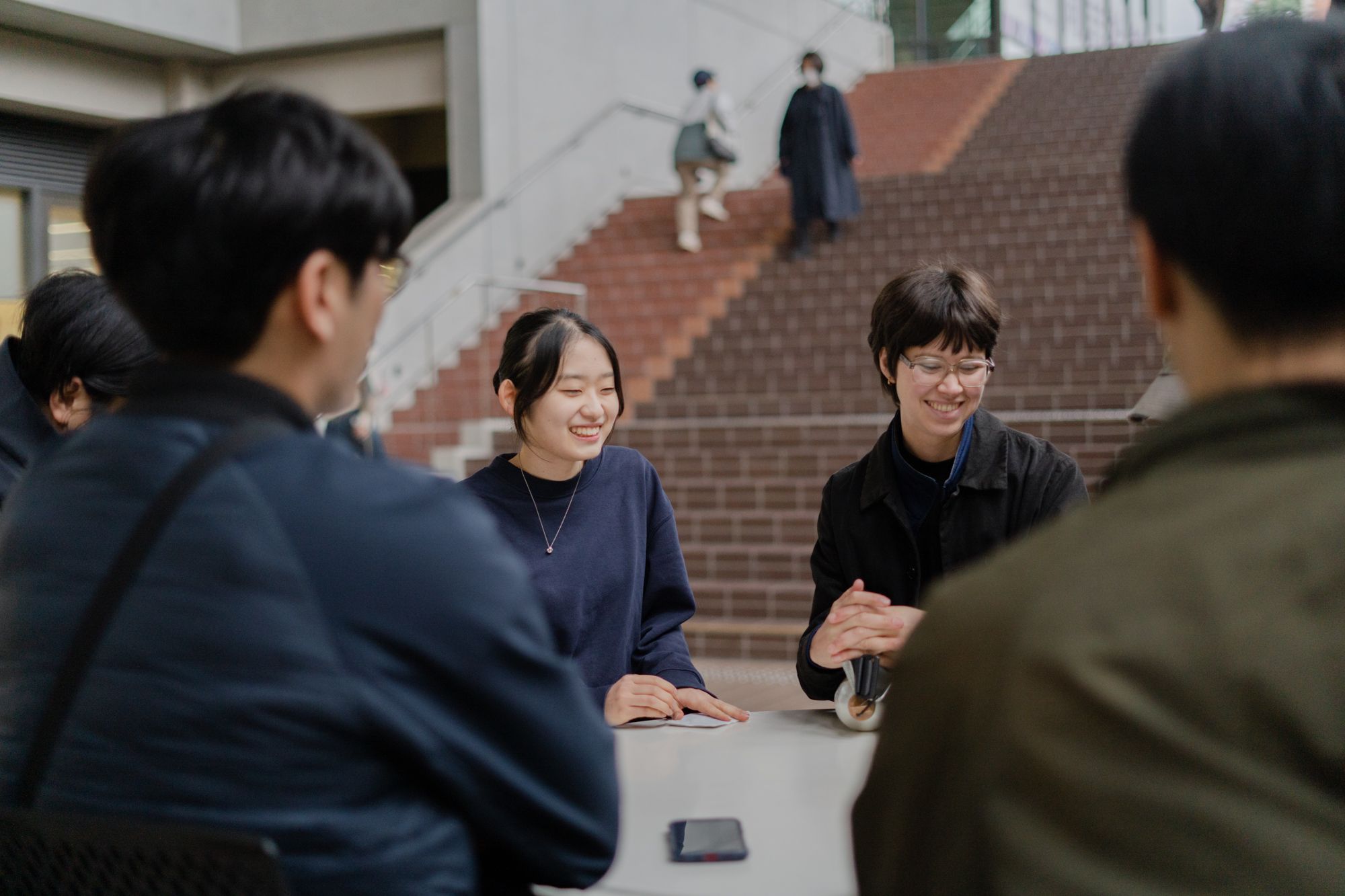 クリエイターとの京都市内のまち歩きの様子。参加者とともに、普段は見過ごしてしまいがちな風景に目を向ける企画として実施された。
A walking tour through Kyoto City with the creators. Designed as an opportunity for participants to turn their attention to everyday scenes that might otherwise go unnoticed.