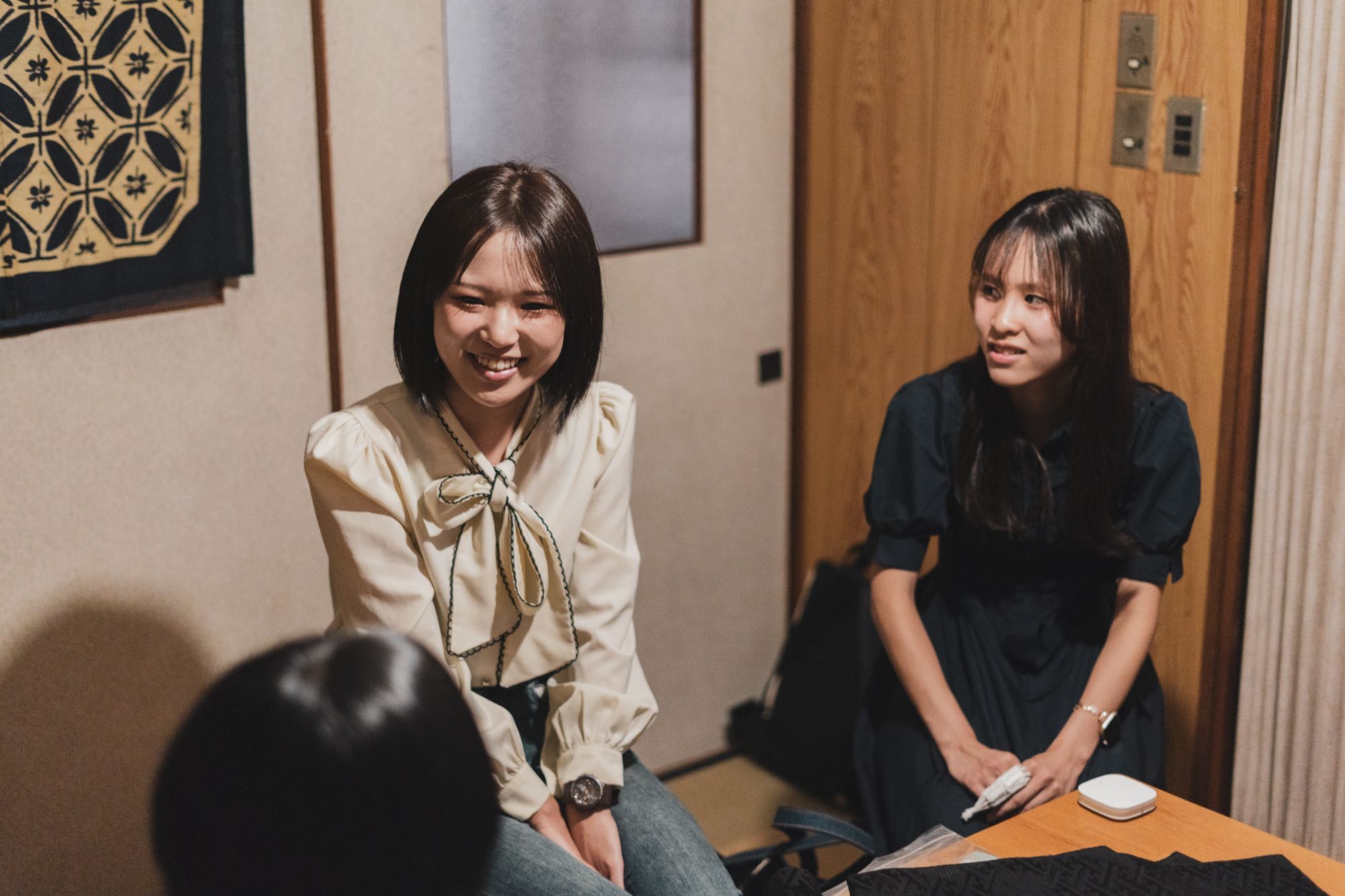 ***オープンスタジオへの参加施設のひとつ、旧西陣織工場にて
At one of the participating venues — a former Nishijin weaving factory