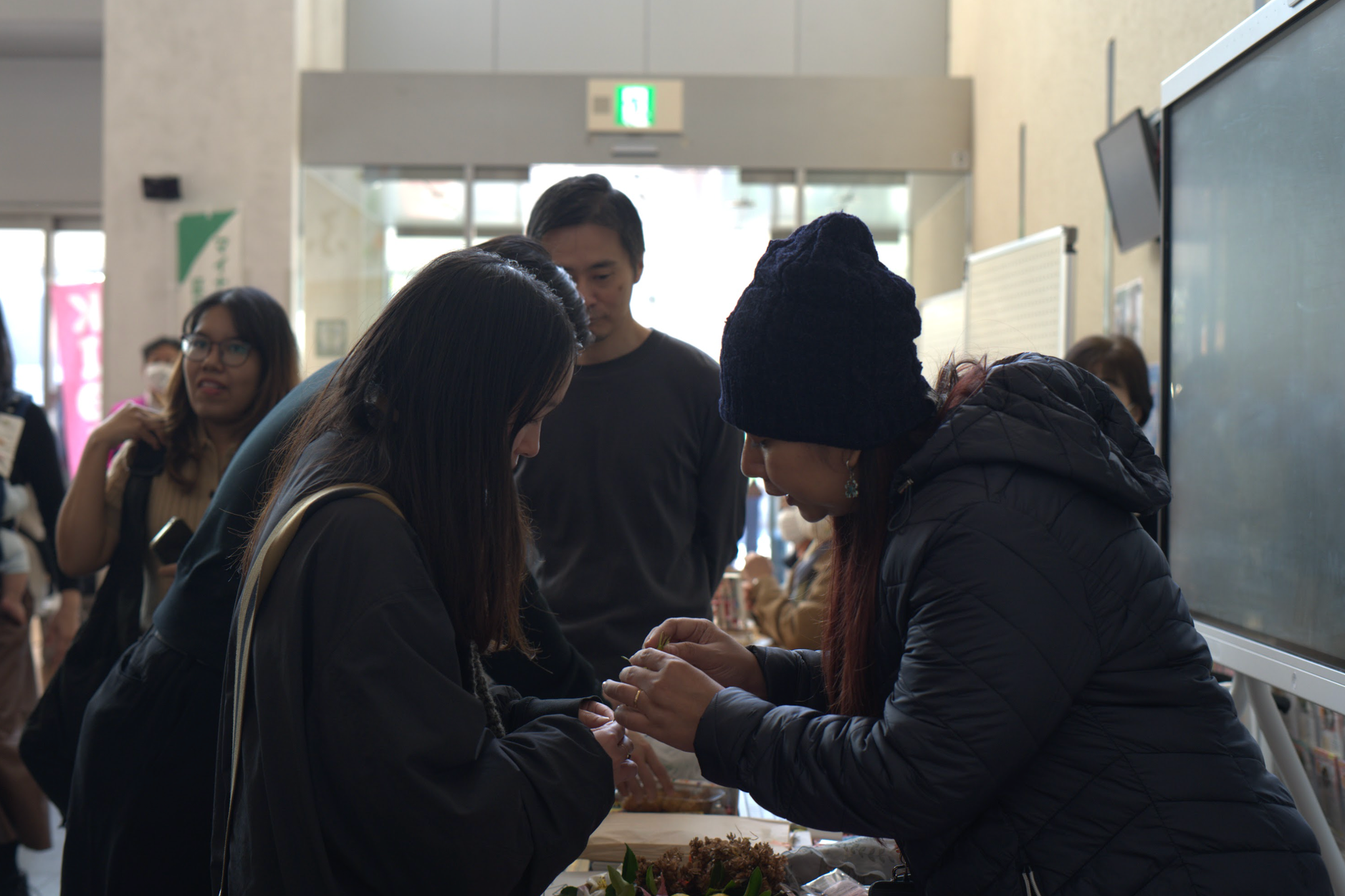 At the “Fureai Festival” held at the Sakyo Ward Office, we conducted an origami workshop designed to connect participants’ memories and bodily experiences.