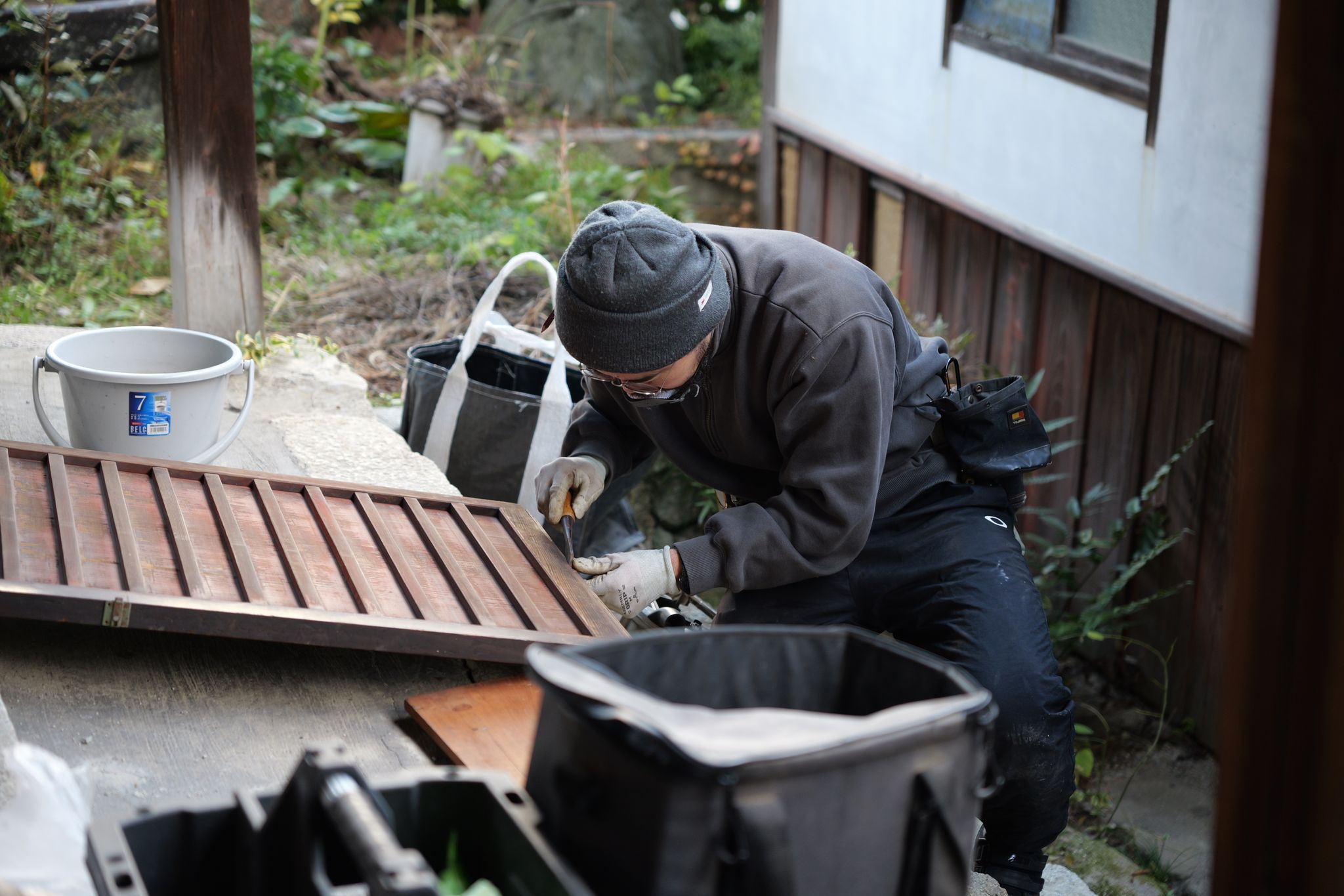 Carpenter Kotaro Shimada (Shimakō-san) was invited to help clean and rehabilitate the timeworn building. It was reborn as a space filled with soft, diffused light and the quiet beauty of shadow.
