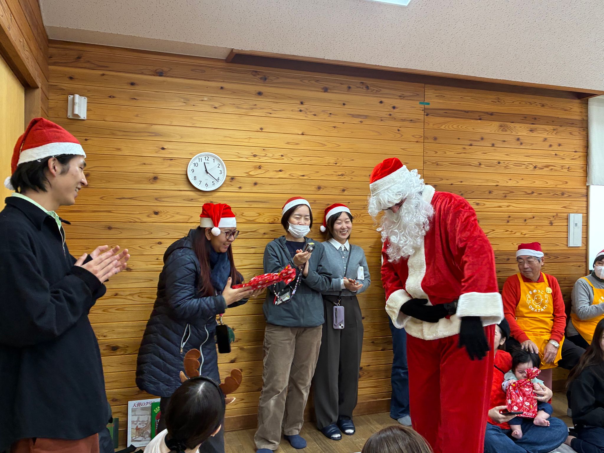 錦林児童館で開催されたクリスマスパーティ。地域のお子様とともに、サンタさんからプレゼントをいただきました!