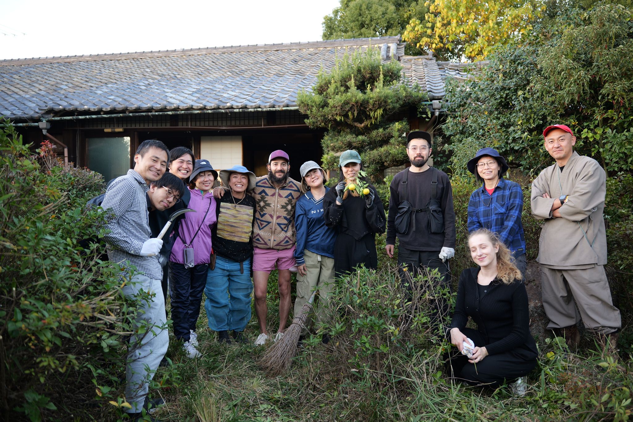 Gardener Hiroka Saga joined us to host an event focused on caring for the lush, overgrown garden. Her work brought a sense of freshness, allowing a pleasant breeze to pass through the garden of the former Kosugi Residence once more.