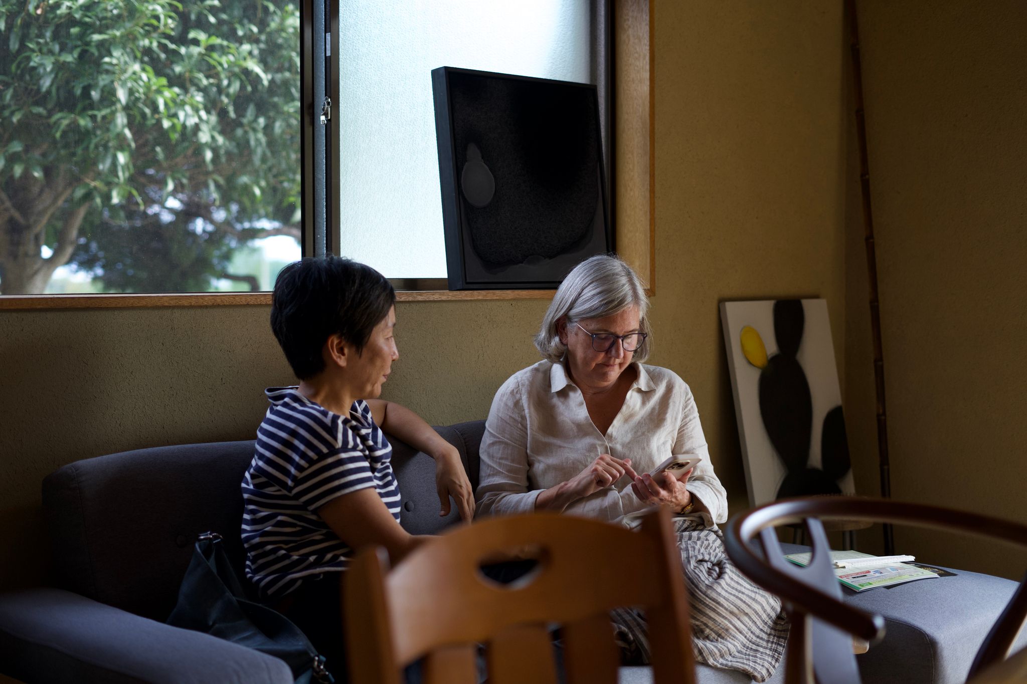 Bae Sangsun in conversation with a creator researching Japanese tea culture at OHARANO STUDIO GALLERY
