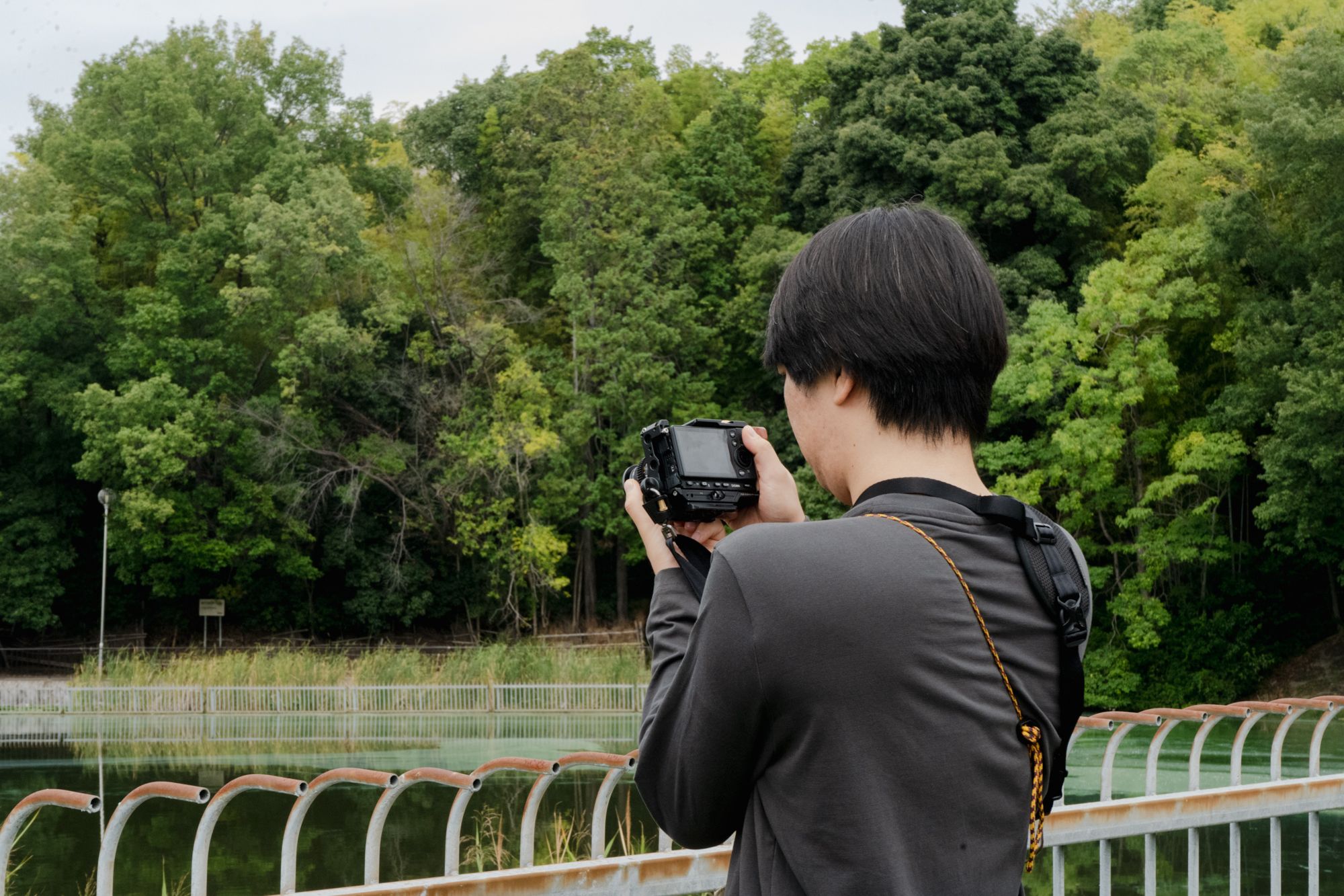 ウォーキングツアーの最中、カメラを向けるKim
