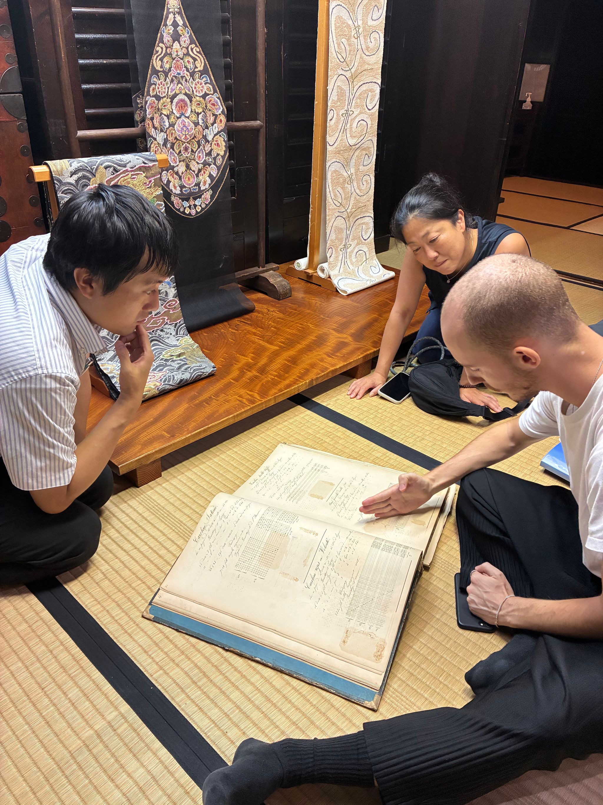 ポールさんがフランス語を読みながら解説