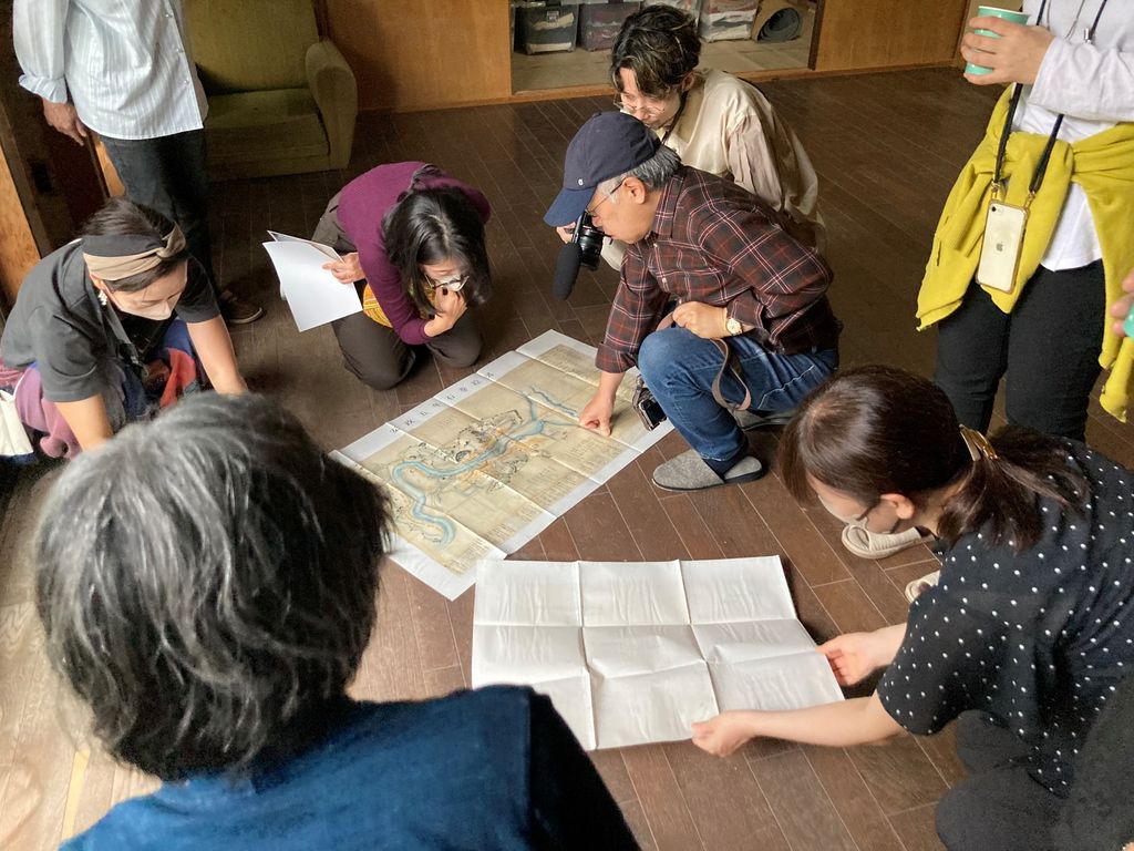 古地図を広げる