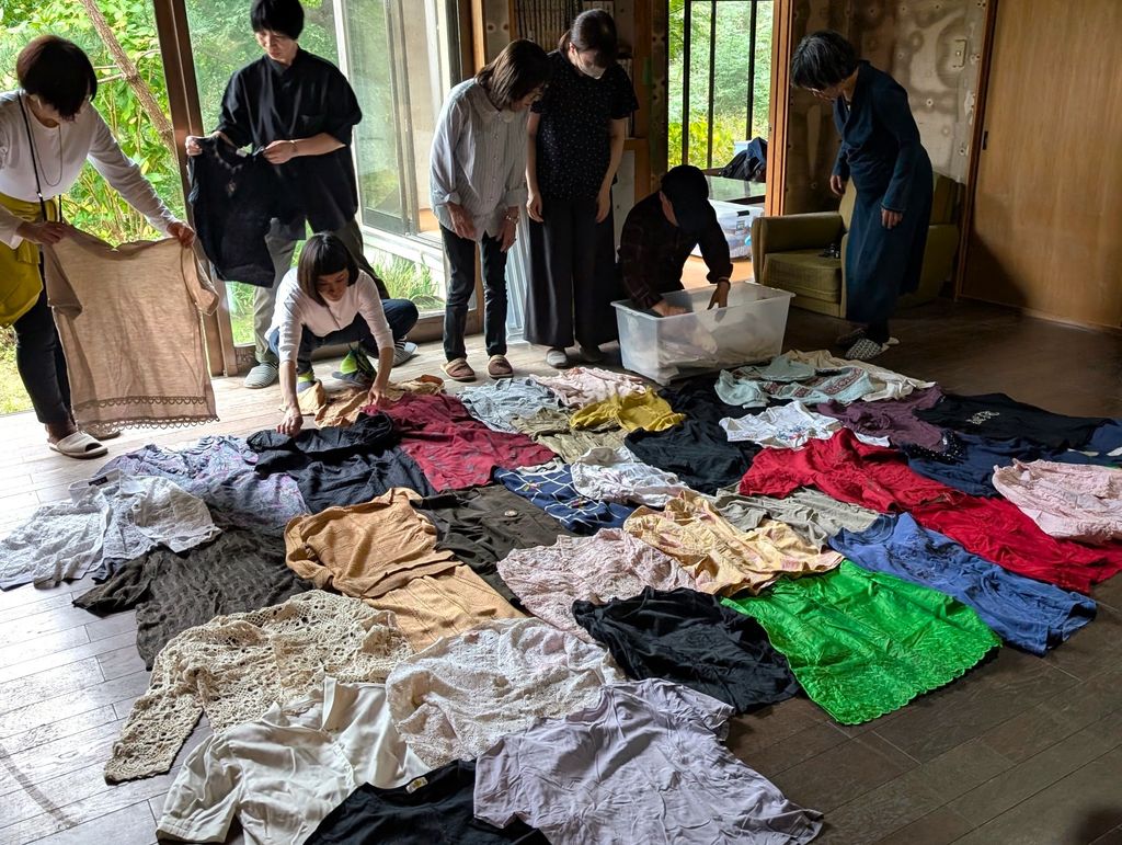 衣装ケースを開く