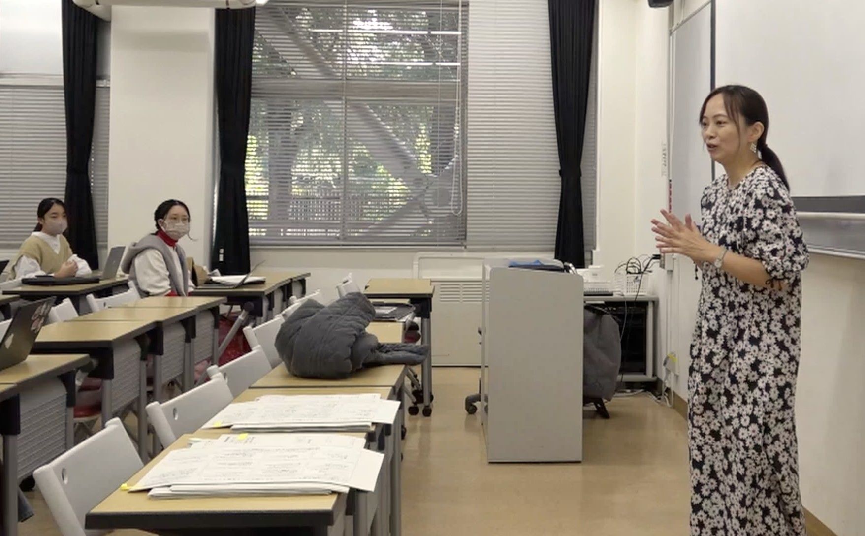 花柄の夏物ワンピースを着て授業をする様子