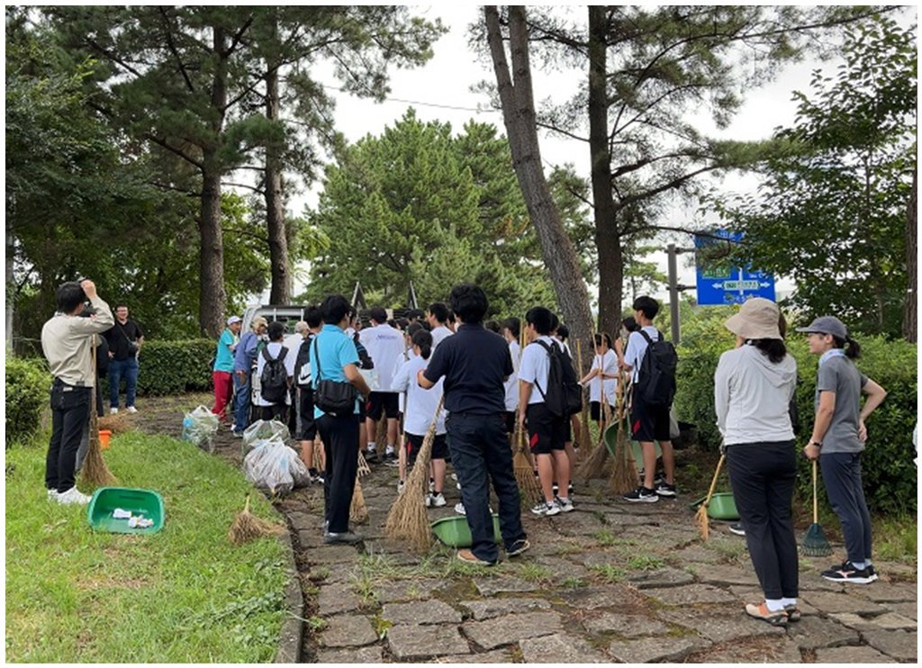図４．会員と中学生たちの写真