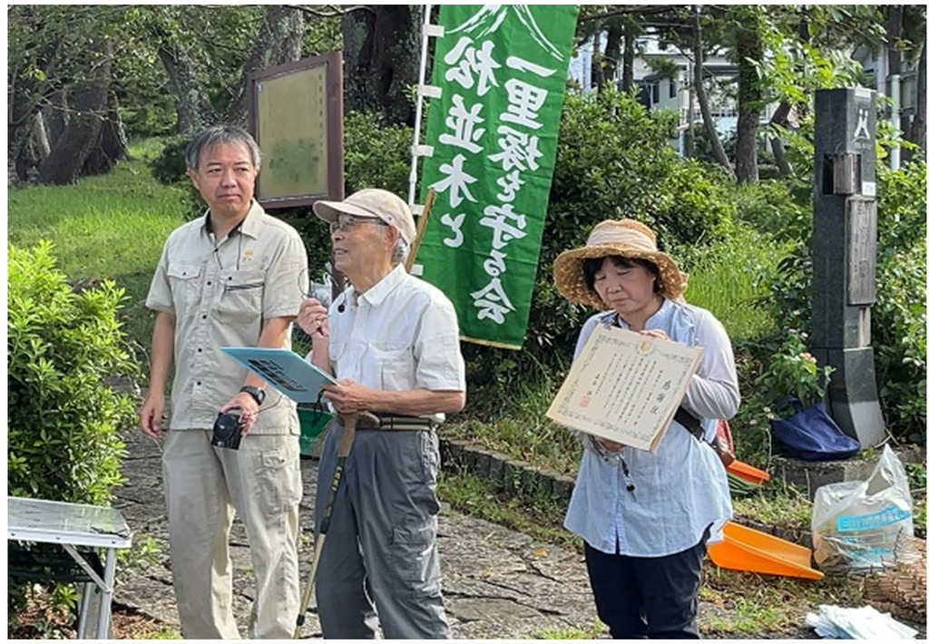 図５．国土交通省中部地方整備局からの表彰状を生徒に伝える今井会長