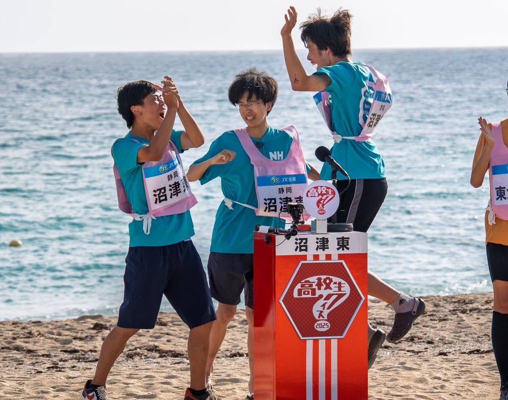 図３．優勝が決まり喜ぶ倉田さん、望月さん、そして飛び跳ねる高月さん